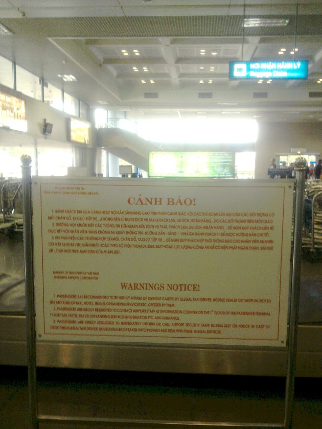 Bảng cảnh báo hành khách về các đối tượng "cò mồi, tắc xi dù, chân gỗ, tiếp thị” tại Sân bay Nội Bài