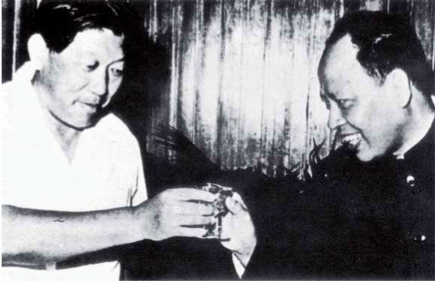 Đại sứ Cộng hòa Nhân dân Trung Hoa tại Campuchia, Sun Hua, bên trái, cùng với Ieng Sary nâng cốc chúc mừng nhau tại Phnom Penh – Bác ảnh không ghi ngày tháng được Quân đội Việt Nam tìm thấy trong các tài liệu lưu trữ trong tháng 1 năm 1979  bị  Khmer Đỏ bỏ lại khi họ chạy trốn khỏi Phnom Penh.
