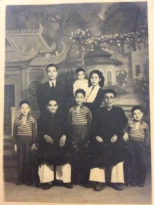 Hai ông thông gia – Cụ Ký Phương (người đeo kính, bên phải) và Cụ Móm bên trái, cùng vợ chồng cô "tiểu thư Phố Chợ” khi đã có 4  con. (Ảnh chụp khoảng năm 1953 - 1954)